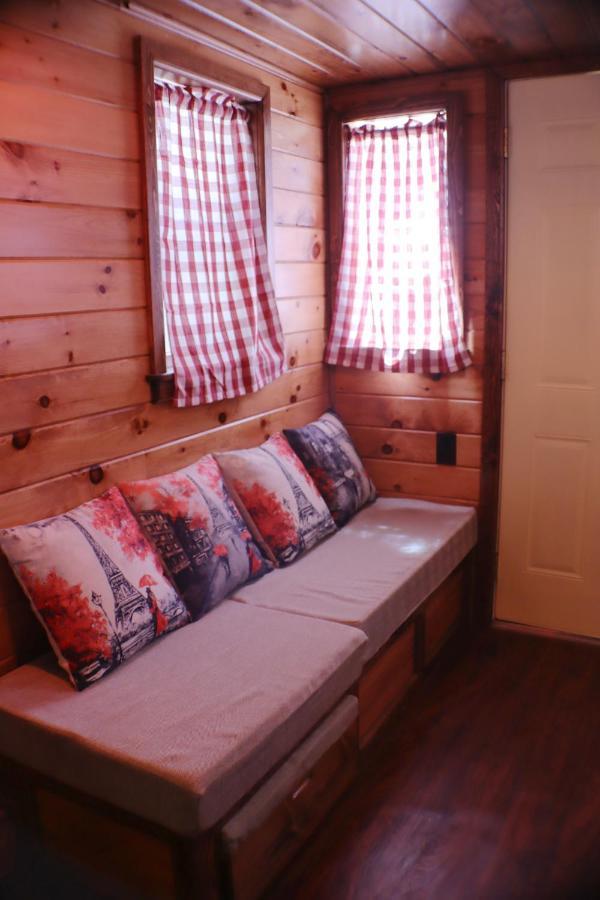 Storybook Village Pine Cove Luaran gambar